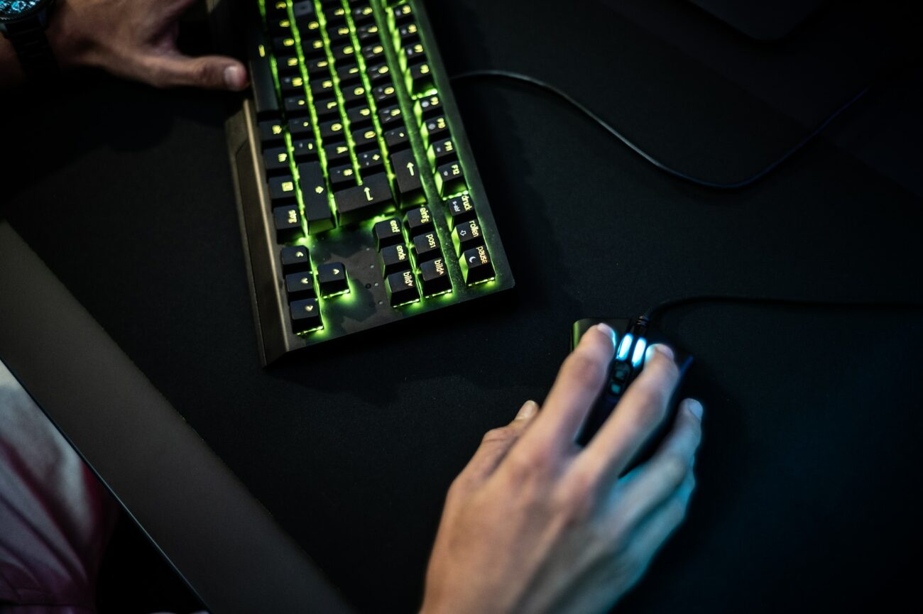 man holding his hand on the mouse