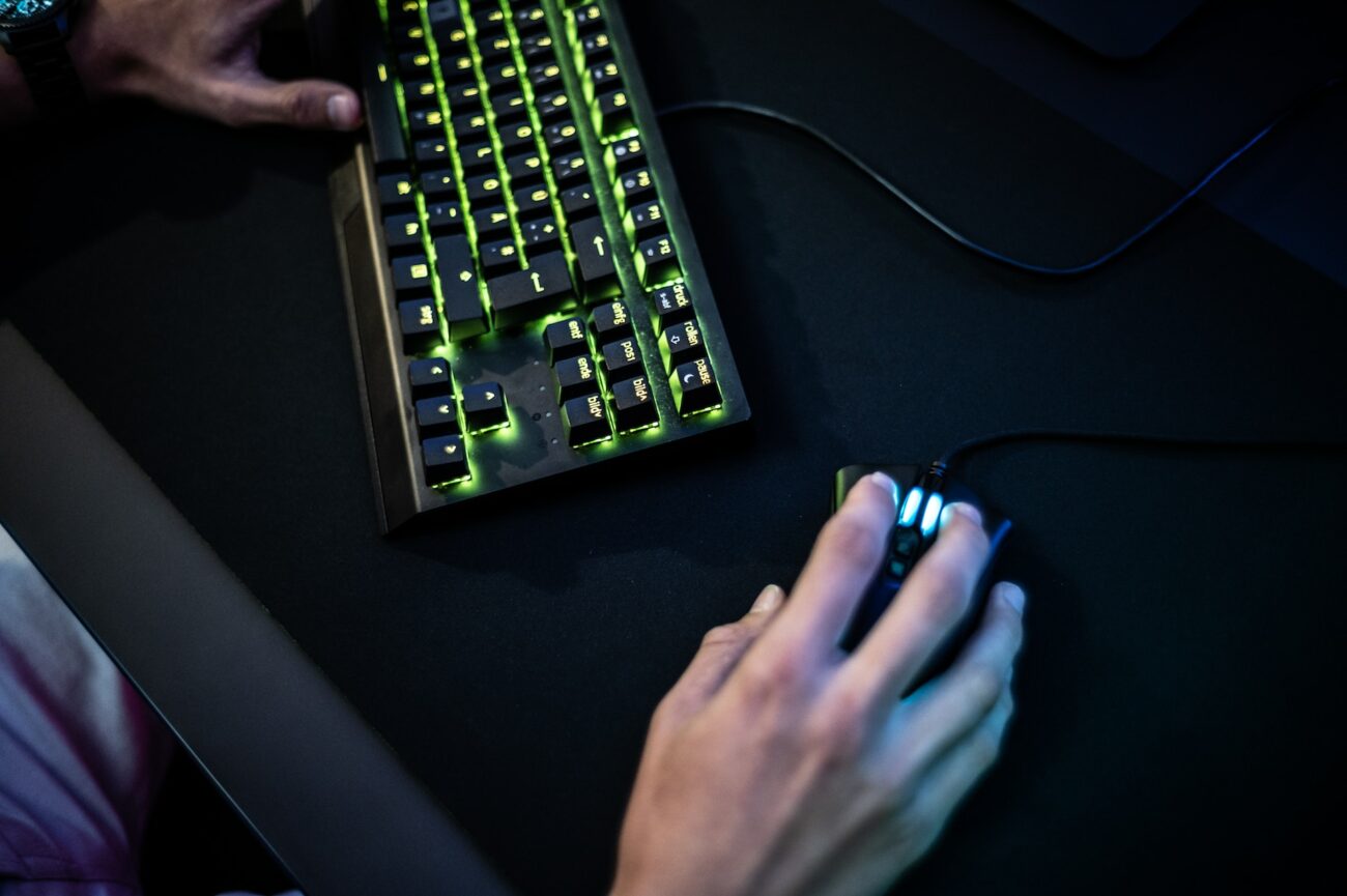 man holding his hand on the mouse
