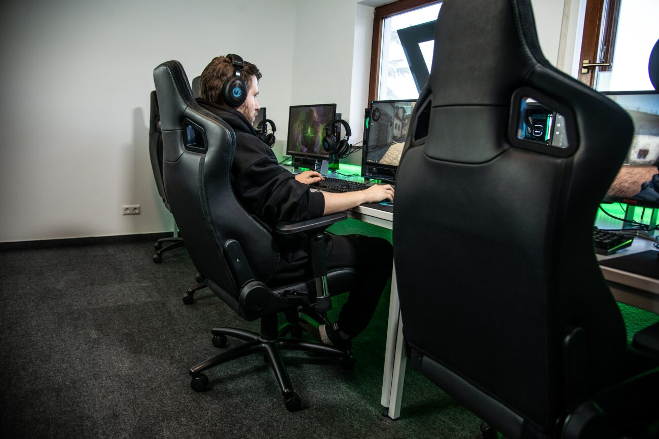 Man in headphones looks at the monitor