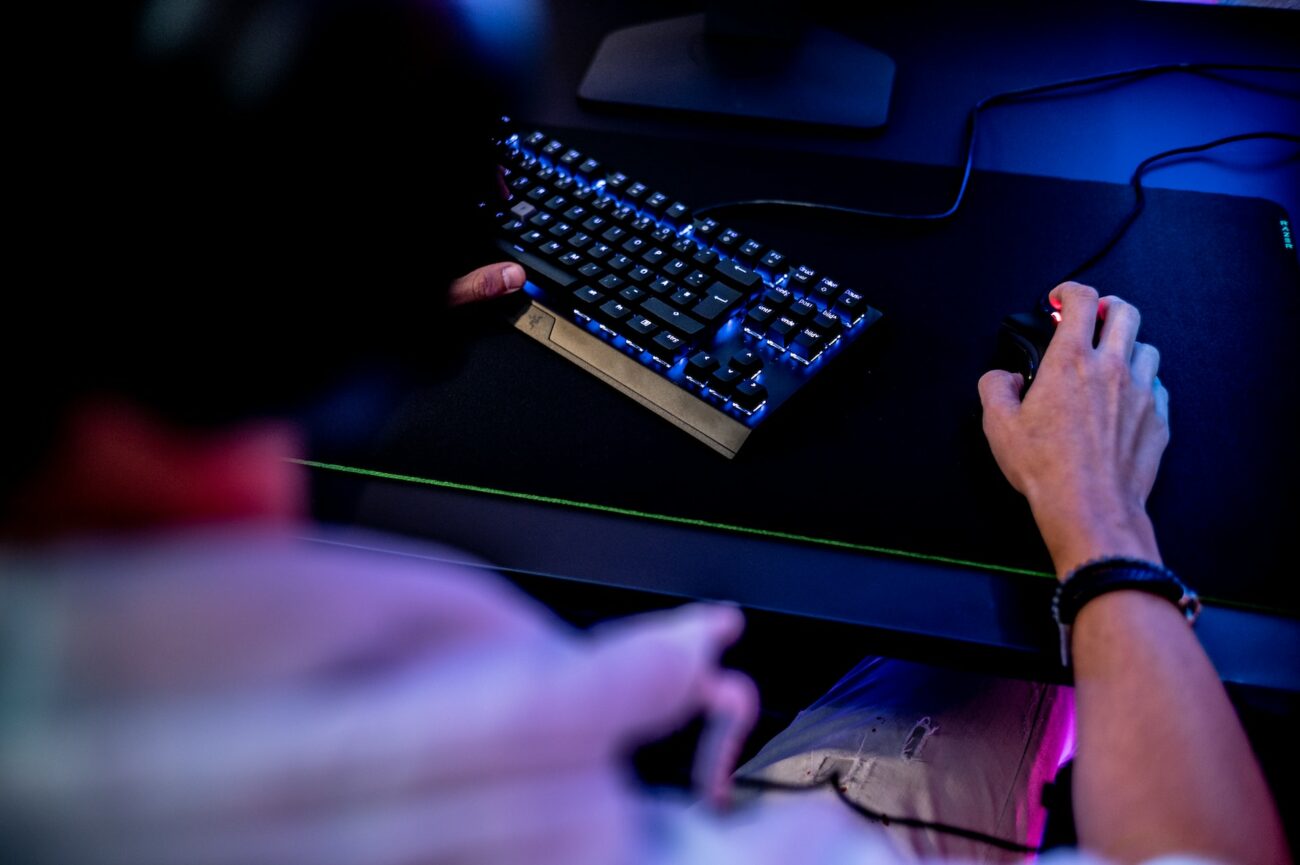 man holding his hand on the mouse
